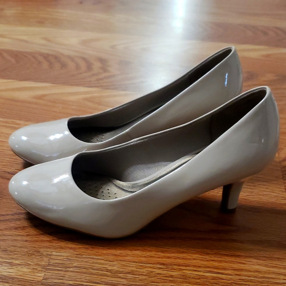 Size 9Wide Taupe Kitten Pumps